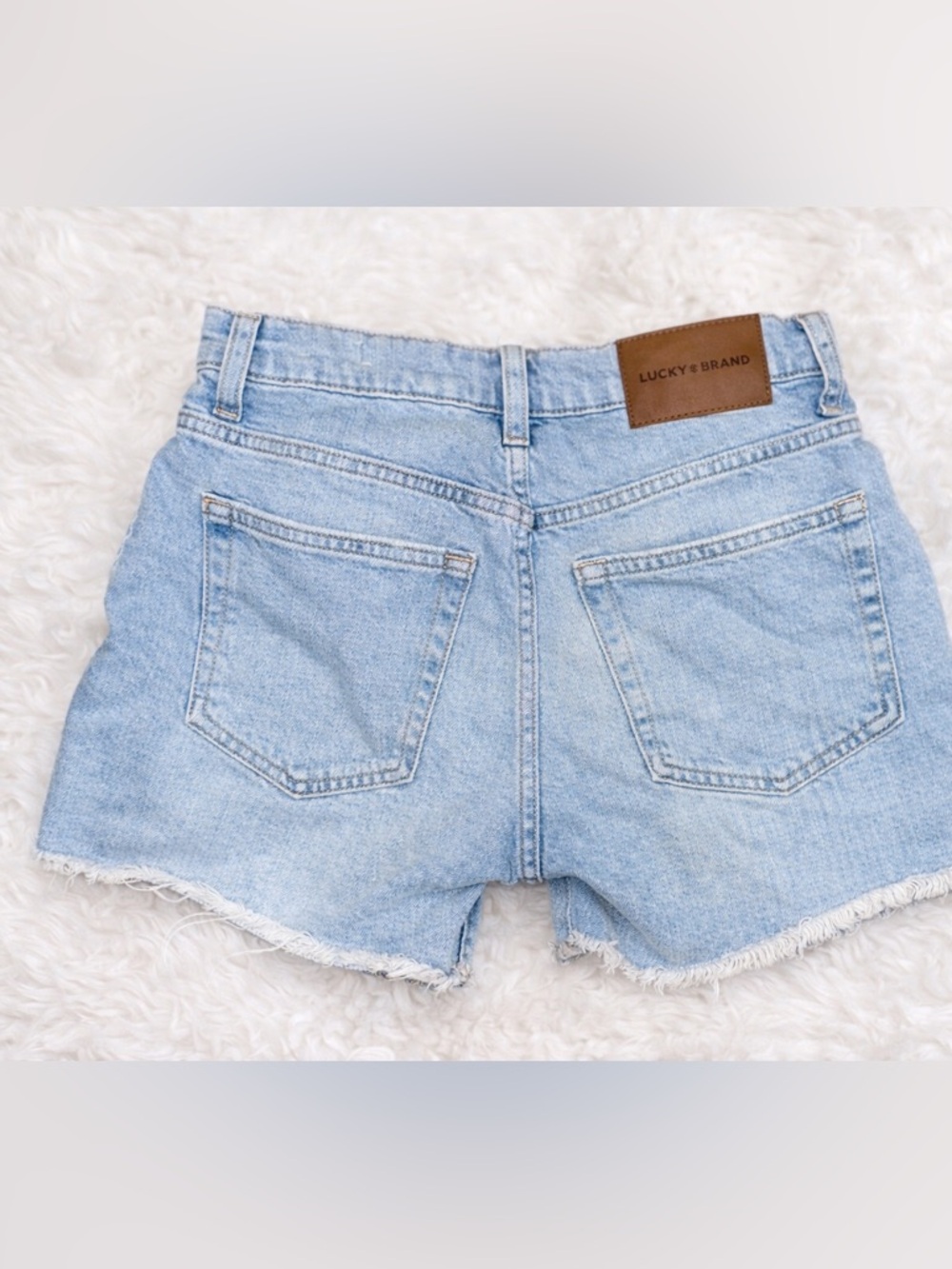 Lucky Brand Distressed Denim Shorts Light Wash Frayed Hem Size 2/26 - Picture 2 of 3